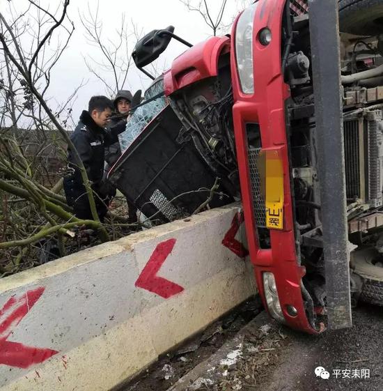 运“二师兄”的货车翻了 耒阳公安及时救援化危机